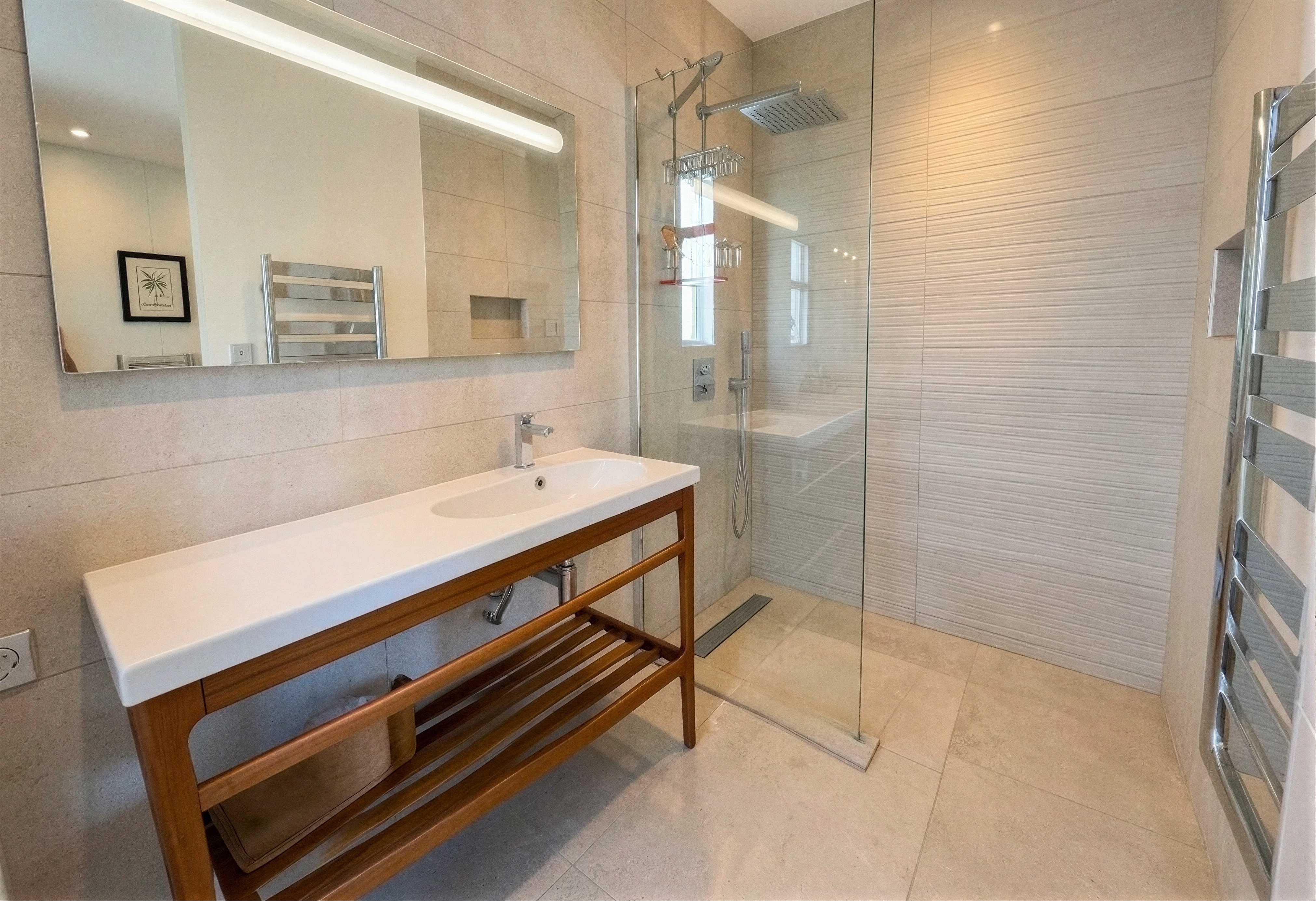 Salle de bain avec douche à l’italienne