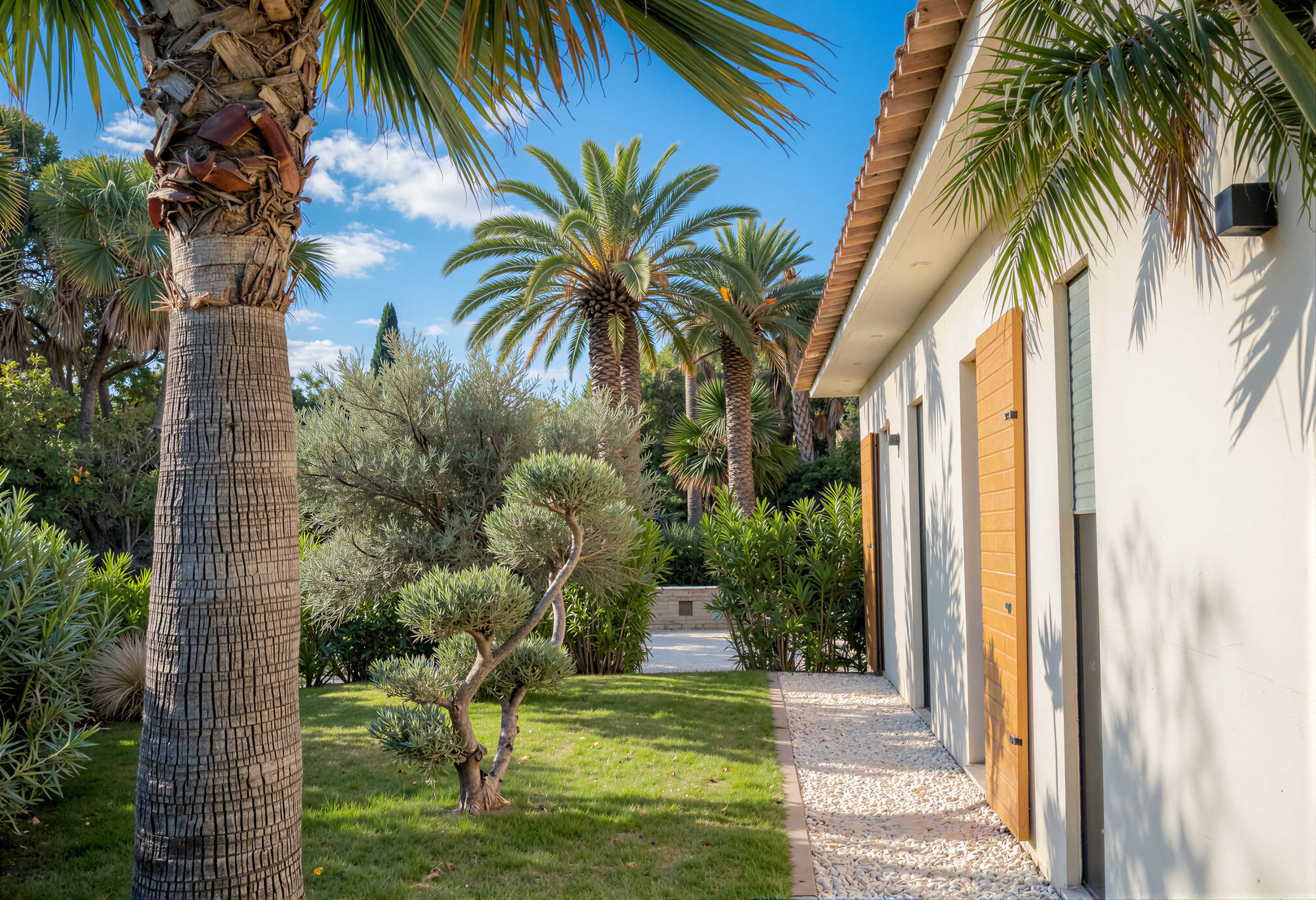 Façade de la villa ouverte sur le jardin paysager
