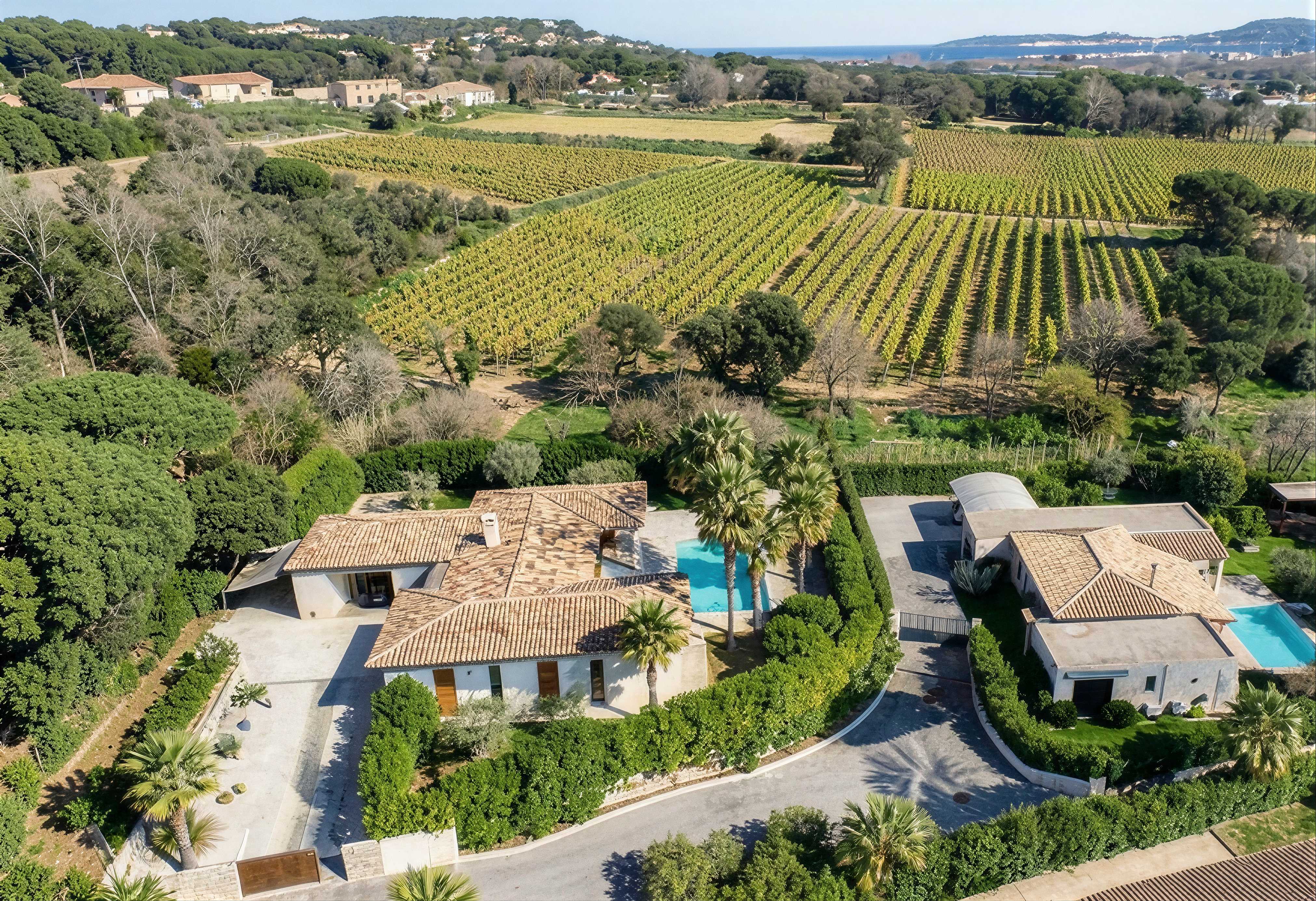 Vue drone de la maison et de ses extérieurs